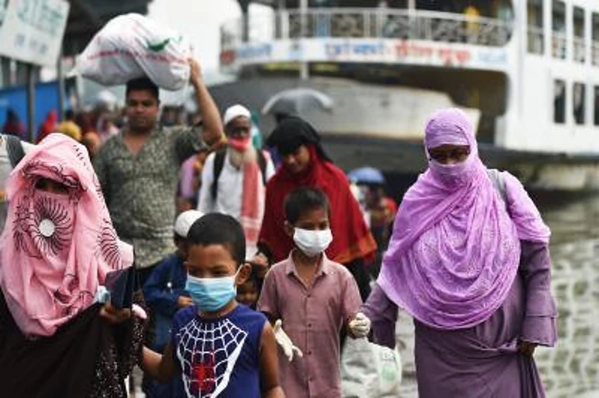 बांग्लादेश में नौका टर्मिनलों पर भीड़ को रोकने के लिए बॉर्डर गार्ड तैनात