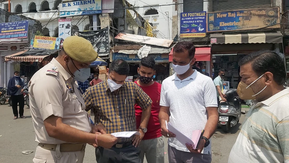 तहसीलदार गौरव शर्मा ने कठुआ शहर के मुख्य बाजार का दौरा कर नियमों का पालन करने की अपील की
