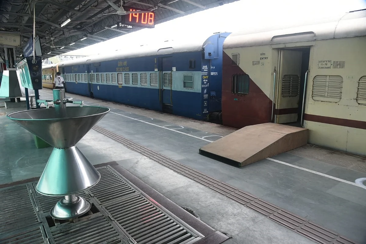 कोरोना मरीजों के उपचार के लिए गुवाहाटी में उपलब्ध कराई गई 21 कोविड केयर कोच