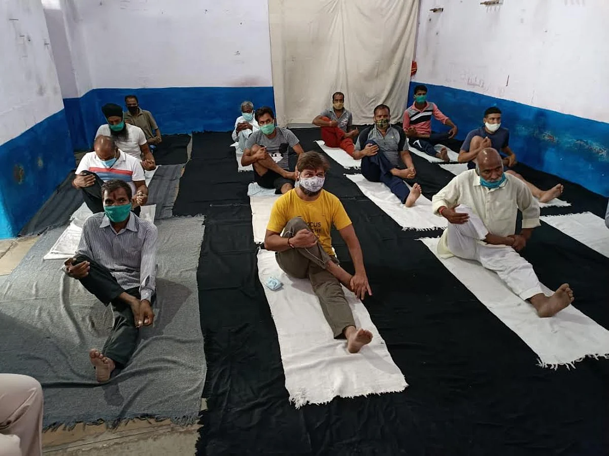 योग से ठीक हो रहे कोरोना मरीज