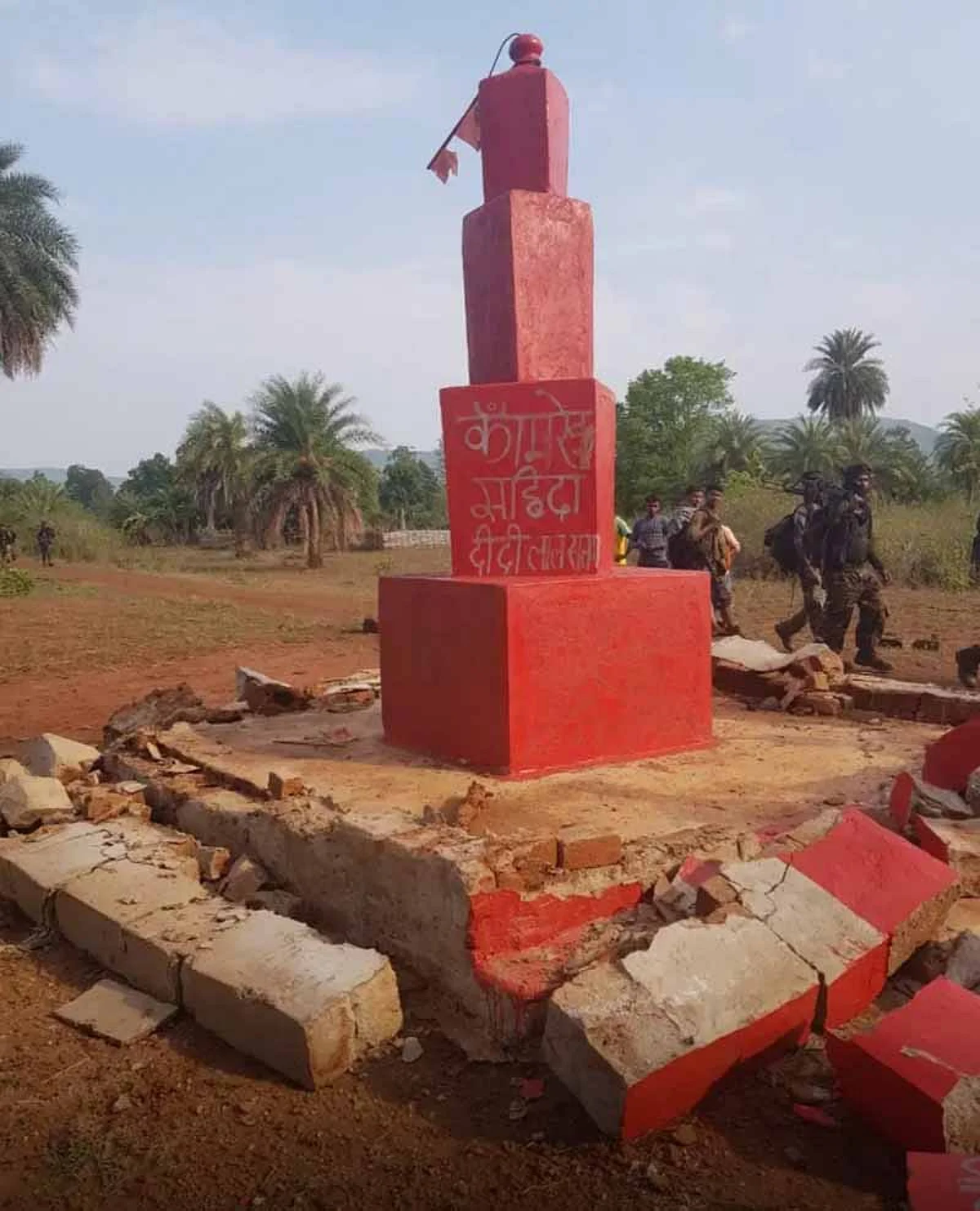 दंतेवाड़ा : जवानों ने महिला नक्सली का स्मारक किया ध्वस्त
