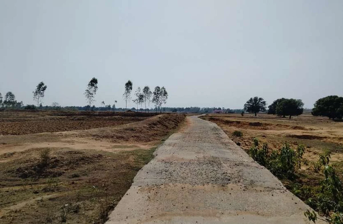 रिकार्ड में दर्ज 43 एकड़ जमीन, आधे से अधिक रकबे पर अवैध कब्जा
