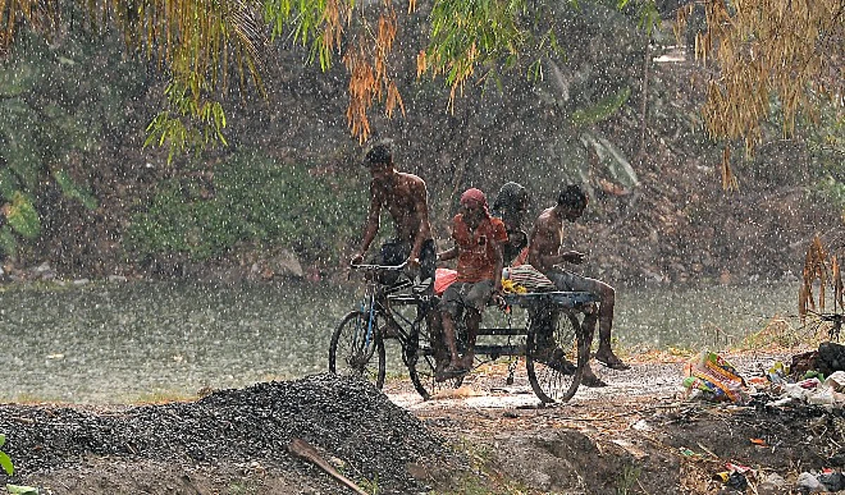 उत्तर प्रदेश के हरदोई में आंधी और बारिश ने मचाया हड़कंप, पांच लोगों की मौत