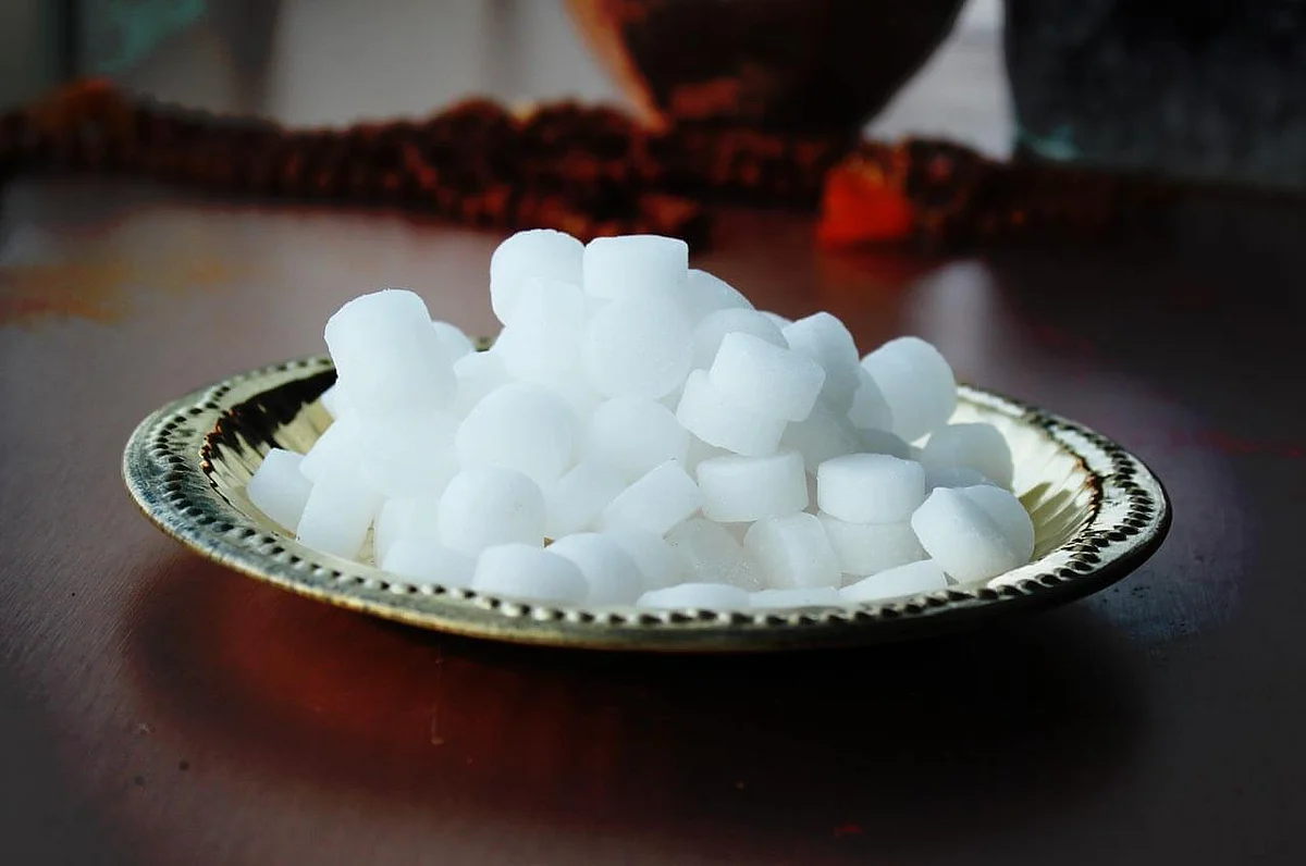 कपूर कैसे आपके स्वास्थ के लिए हो सकता है नुकसानदायक, आइए जानते हैं