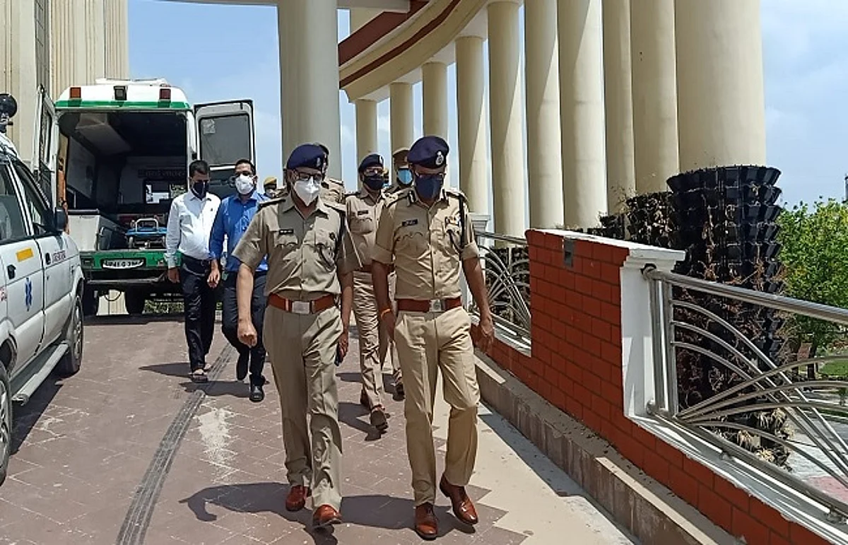 औचक निरीक्षण : लोगों में सहयोग की भाव जगाएं, जिम्मेदारी भी निभाएं अधिकारी-कर्मचारी