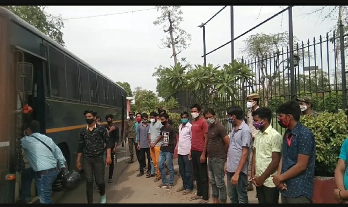 बिना वजह सड़क पर घूमते हुए पाए गए 19 युवकों को पुलिस ने भेजा एकांतवास केंद्र