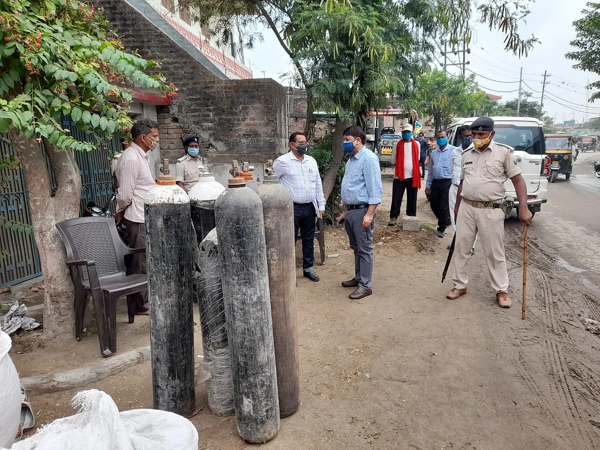 औद्योगिक प्रतिष्ठानों द्वारा आक्सिजन भंडारण के विरूद्ध छापामारी में 45 सिलिण्डर जप्त,मामला दर्ज
