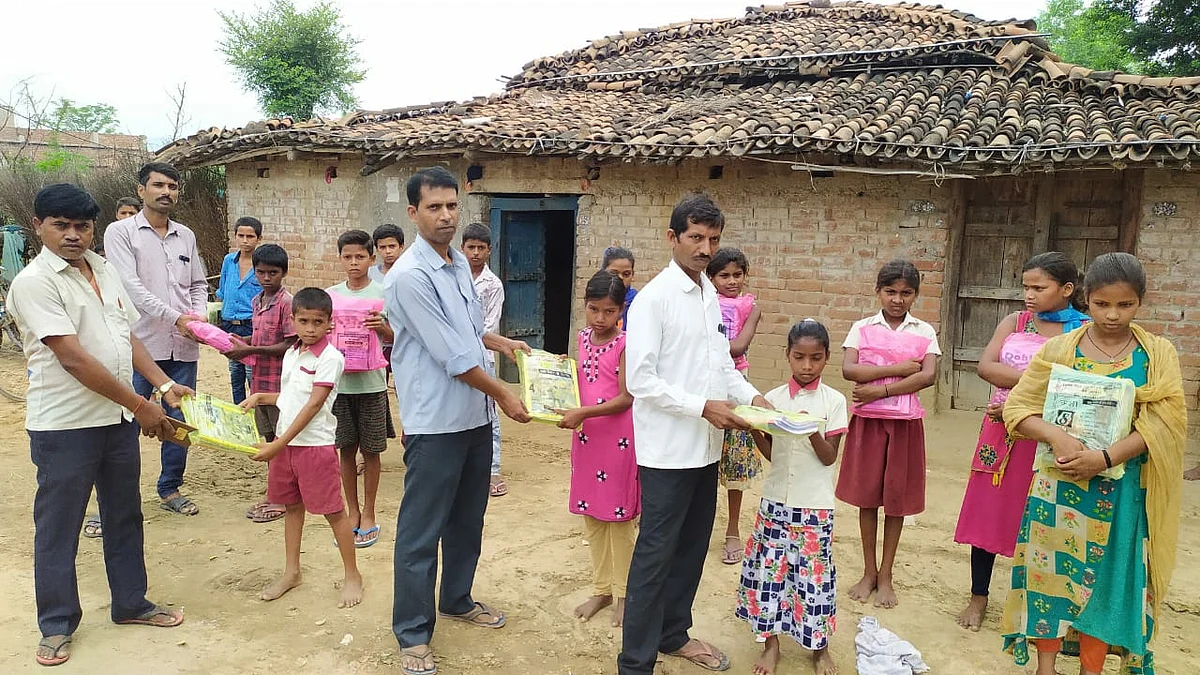 घर-घर जाकर छात्रों को बांटे किताब