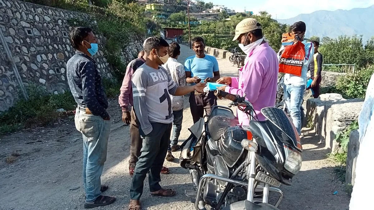भाजपा अल्पसंख्यक मोर्चा बांट रहा मास्क और सेनेटाइजर