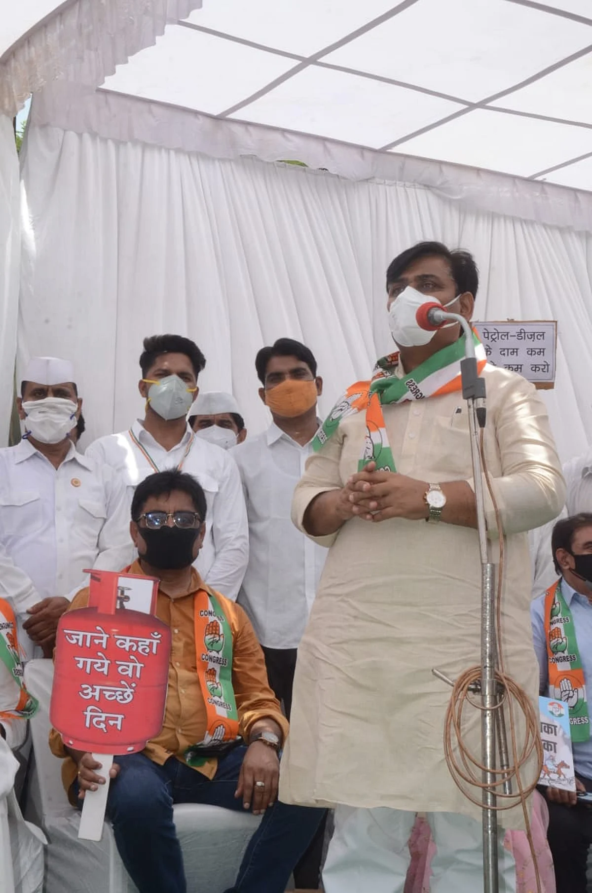 पेट्रोल-डीजल और गैस सिलेण्डर की महंगाई के विरोध में कांग्रेस का धरना
