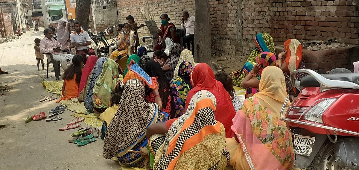 फर्रुखाबाद : कोरोना गांवों में चौपाल लगा बताए जा रहे टीकें के फायदे