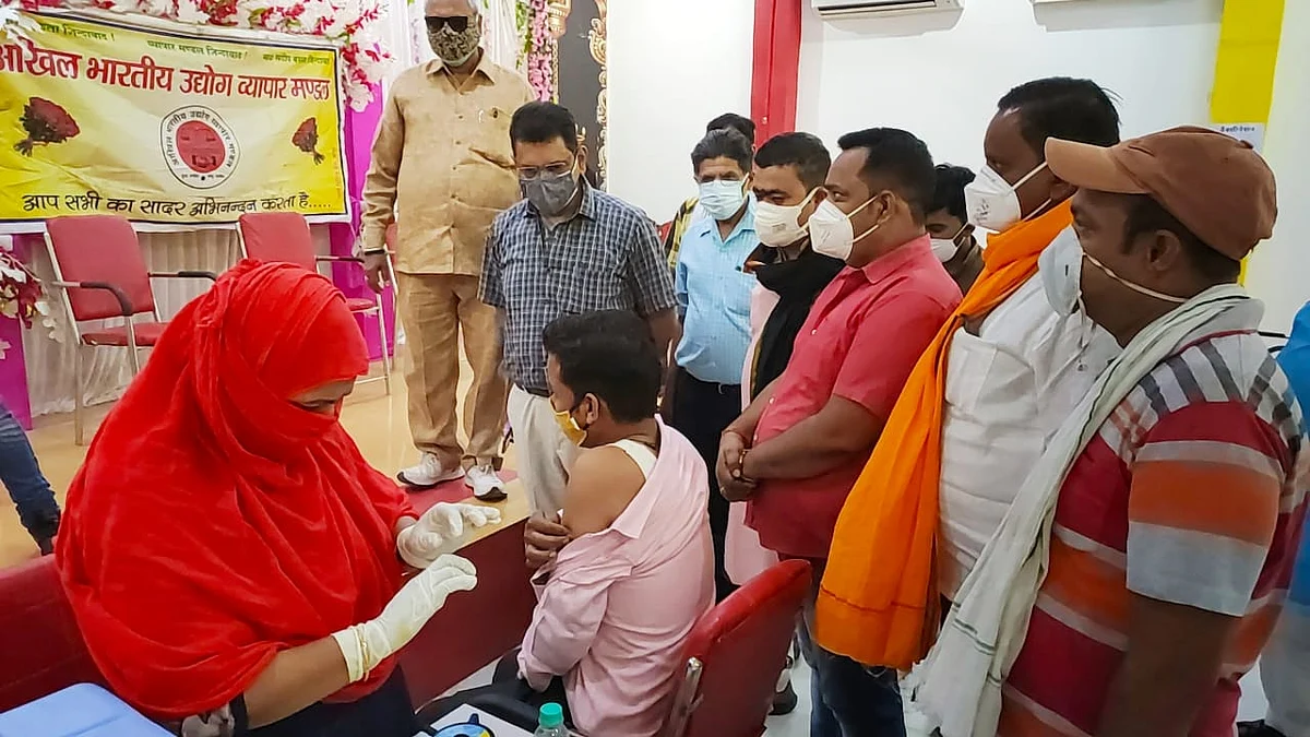होटल में वैक्सिनेशन कैम्प, सैकड़ों व्यापारियों व उनके परिजनों ने लगवाया टीका