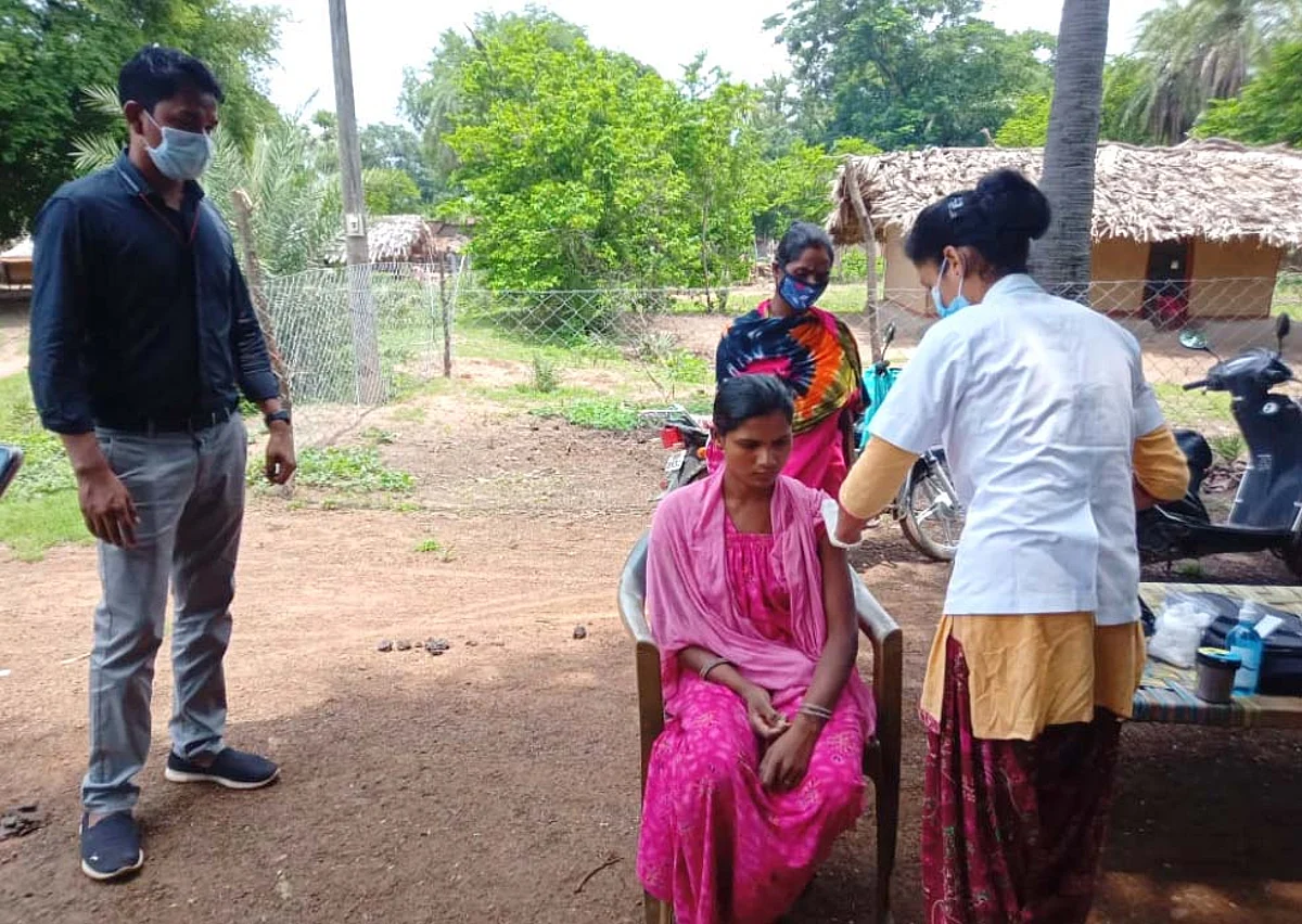 सुकमा : गोंगला ग्राम में 45 वर्ष से अधिक उम्र के लोगों का हुआ शत प्रतिशत टीकाकरण