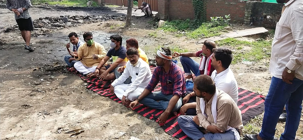 कोयला डिपो हटाने के लिए हनुमान चालीसा पढ़ नागरिकों ने दिया धरना