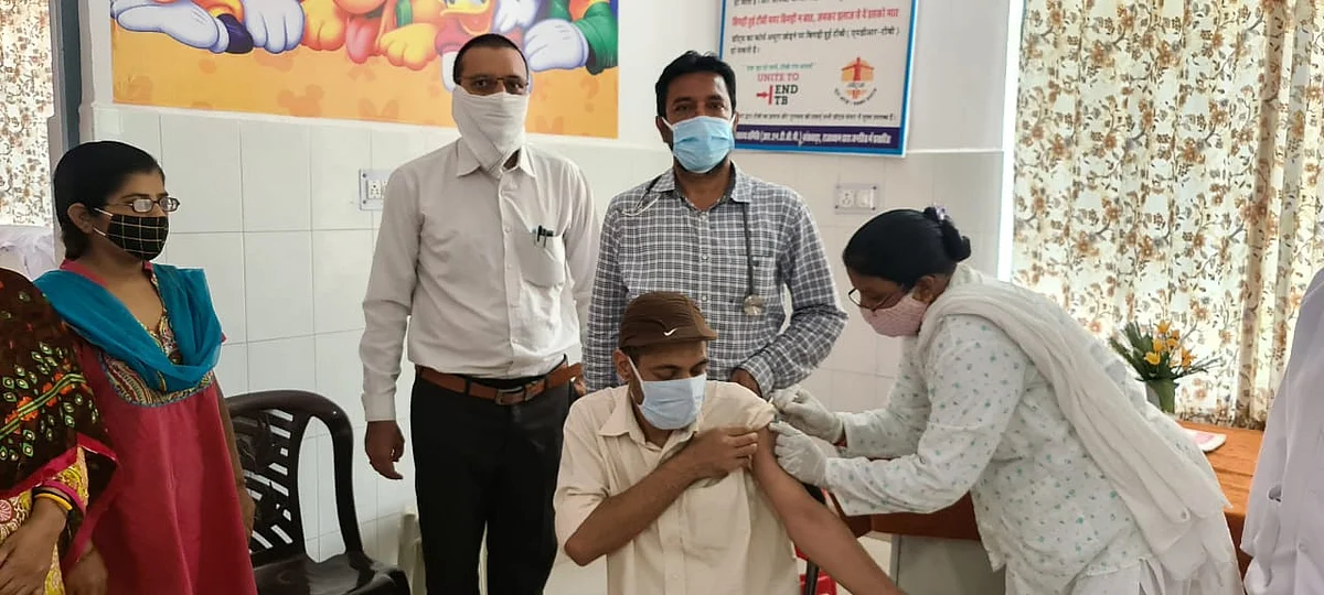 वह देख नहीं सकते थे तो चिकित्सक ने स्वयं का वाहन भेज चिकित्सा केंद्र पर लाकर टीका लगाया