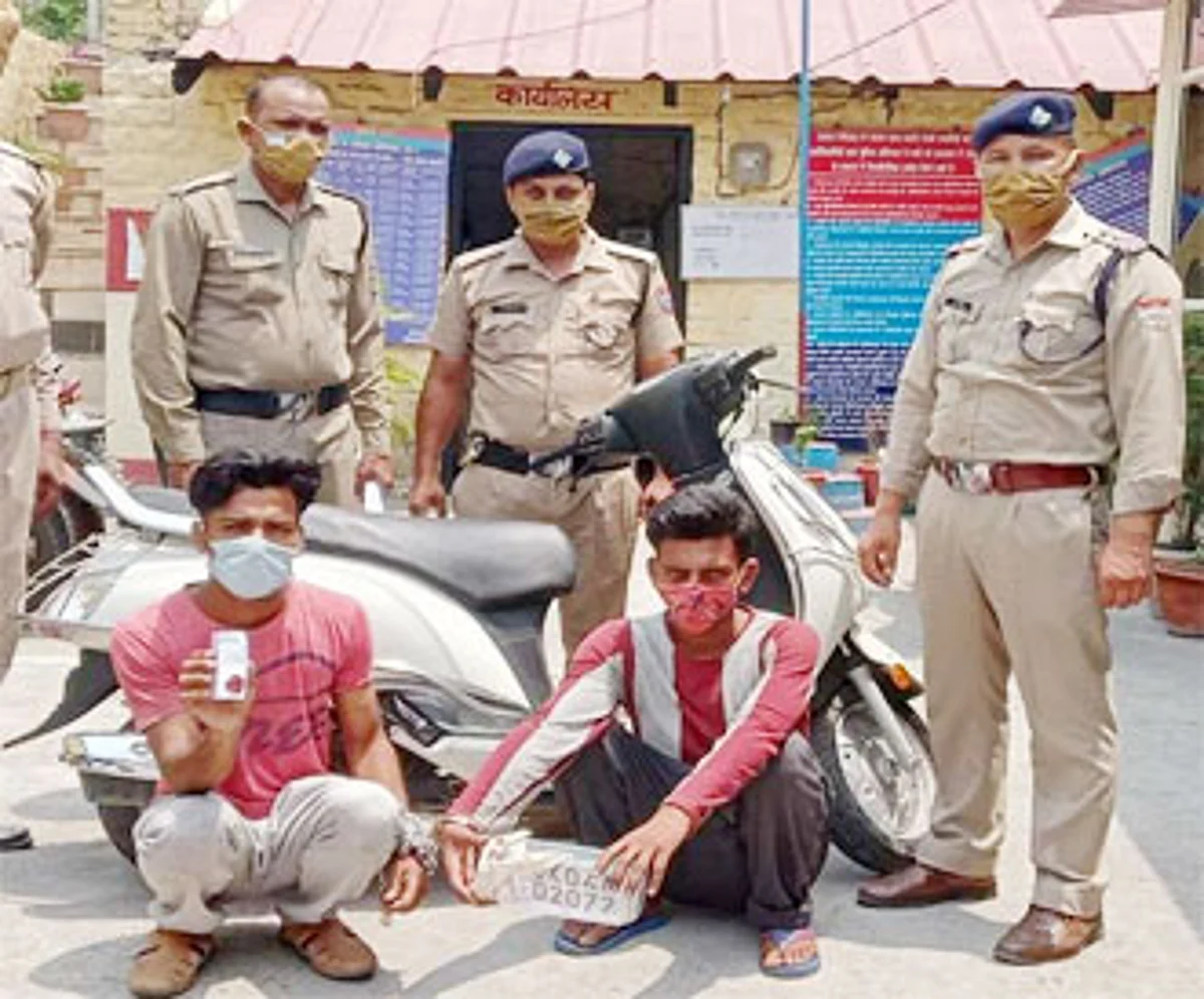 स्कूटी चुराने के आरोप में गिरफ्तार