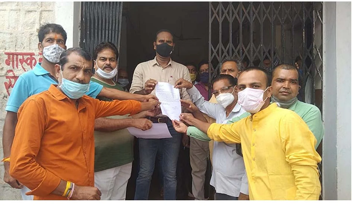 प्रशासन को ज्ञापन सौंपकर पत्रकारों ने की निष्पक्ष जांच कराने की मांग
