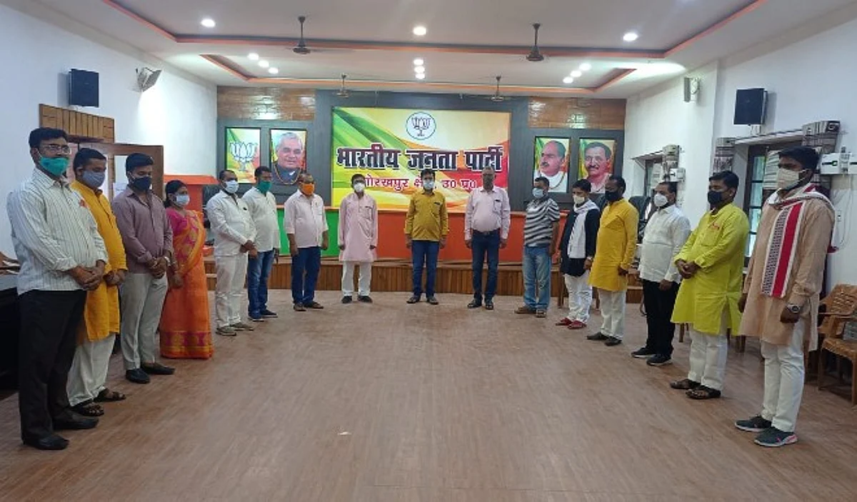 गोरखपुर में भारतीय जनता पार्टी के कार्यकर्ताओं ने दिवंगत आत्माओं की शांति के लिए 2 मिनट का मौन रखा