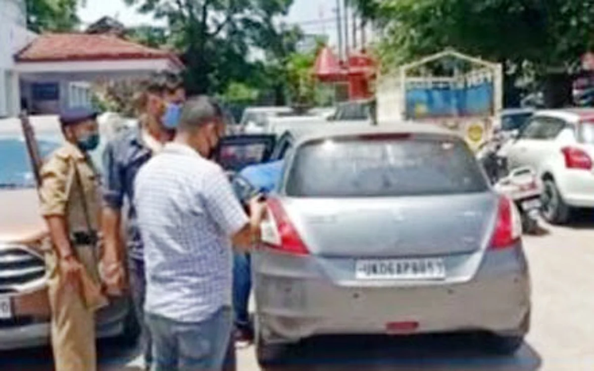 पुलिस का स्टीकर लगी गाड़ी से अवैध शराब बरामद, तीन गिरफ्तार