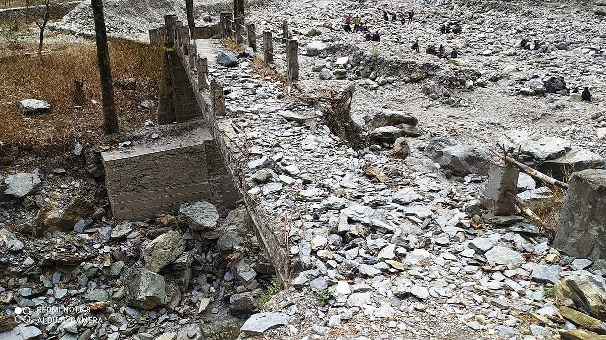 सड़क निर्माण में मानकों की अनदेखी पर ग्रामीणों ने डीएम को भेजा ज्ञापन