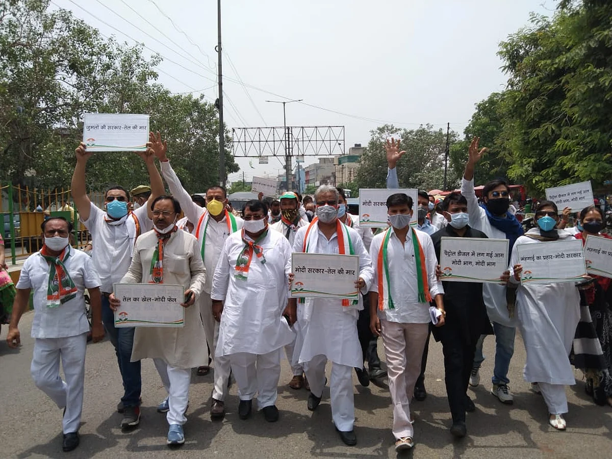 पेट्रोलियम पदार्थों की मूल्य वृद्धि के खिलाफ कांग्रेस का पेट्रोल पम्प पर प्रदर्शन, हिरासत में लेकर छोड़ा