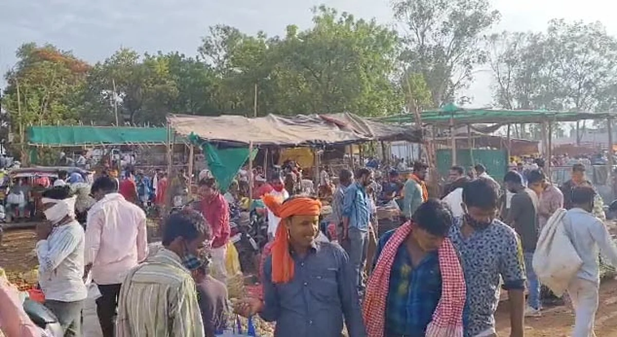 थोक सब्जी मंडी में उड़ी कोविड नियमों की धज्जियां