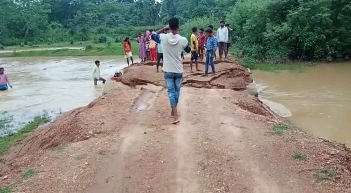 कामडारा में लगातार बारिश से डायवर्सन पुलिया बही
