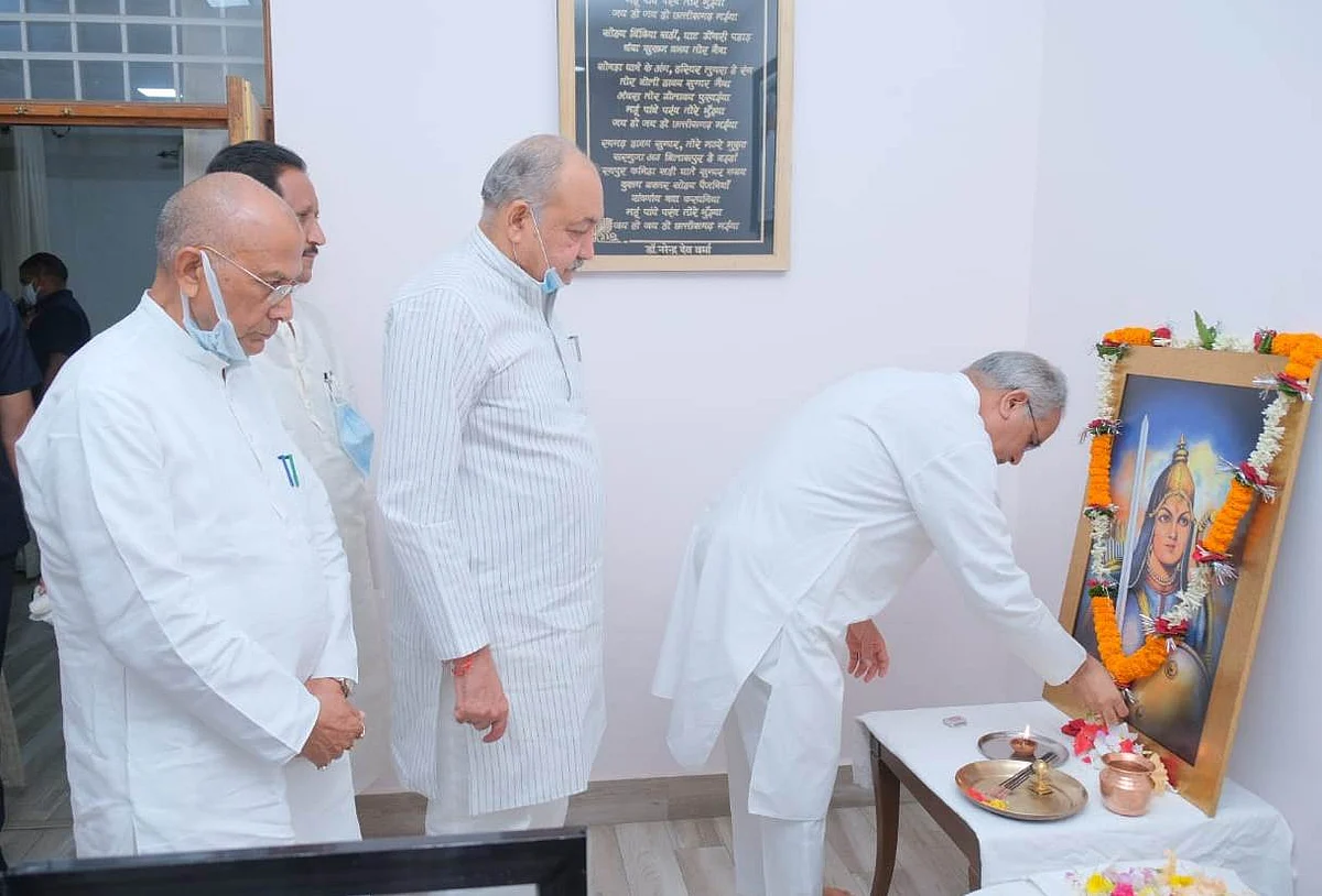 रायपुर: मुख्यमंत्री ने वीरांगना रानी दुर्गावती के बलिदान दिवस पर उन्हें नमन किया