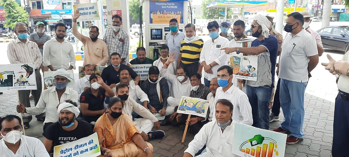 पेट्रोल-डीजल की बढ़ते दामों के विरोध में कांग्रेसियों का विरोध प्रदर्शन
