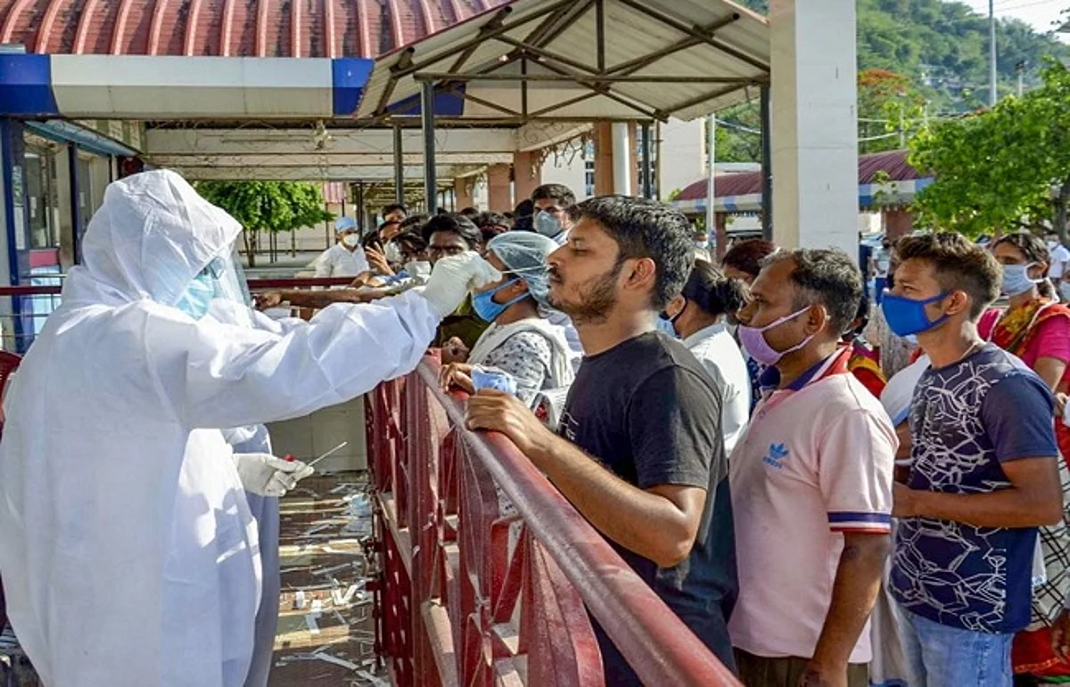 जीत रहा है देशः 63 दिनों बाद कोरोना के नए मामले एक लाख से नीचे