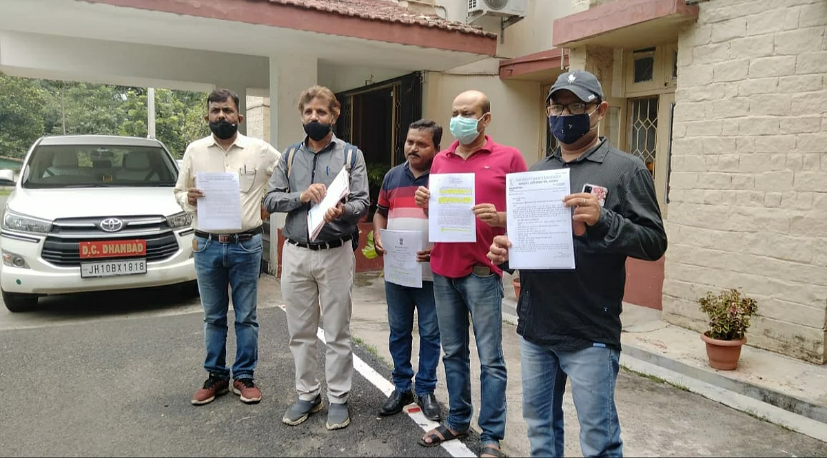 फीस निर्धारण कमेटी के गठन की मांग को लेकर उपायुक्त को सौंपा ज्ञापन