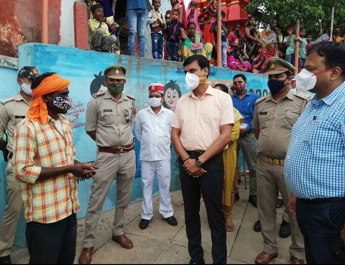 'बिटिया गंगा' के जीवन दाता गुल्लू चौधरी के घर पहुँचे गाजीपुर डीएम