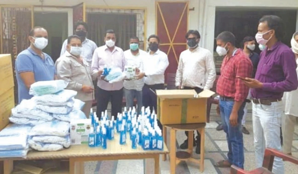 लोगों की मदद में जुटे राज्यपाल के विशेष कार्य अधिकारी देवेंद्र प्रधान