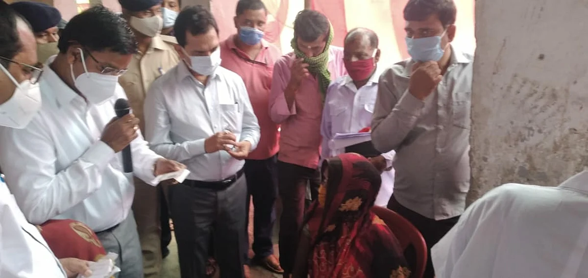 डीएम ने मुस्लिम व महादलित टोले का भ्रमण कर कोविड टीकाकारण के लिये किया प्रेरित