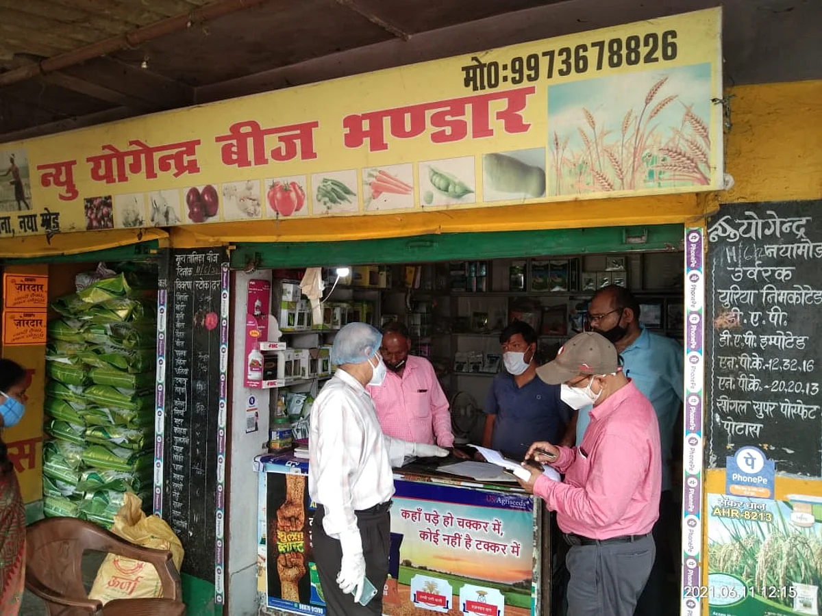 खाद बीज दुकानों का अधिकारियों ने किया औचक निरीक्षण