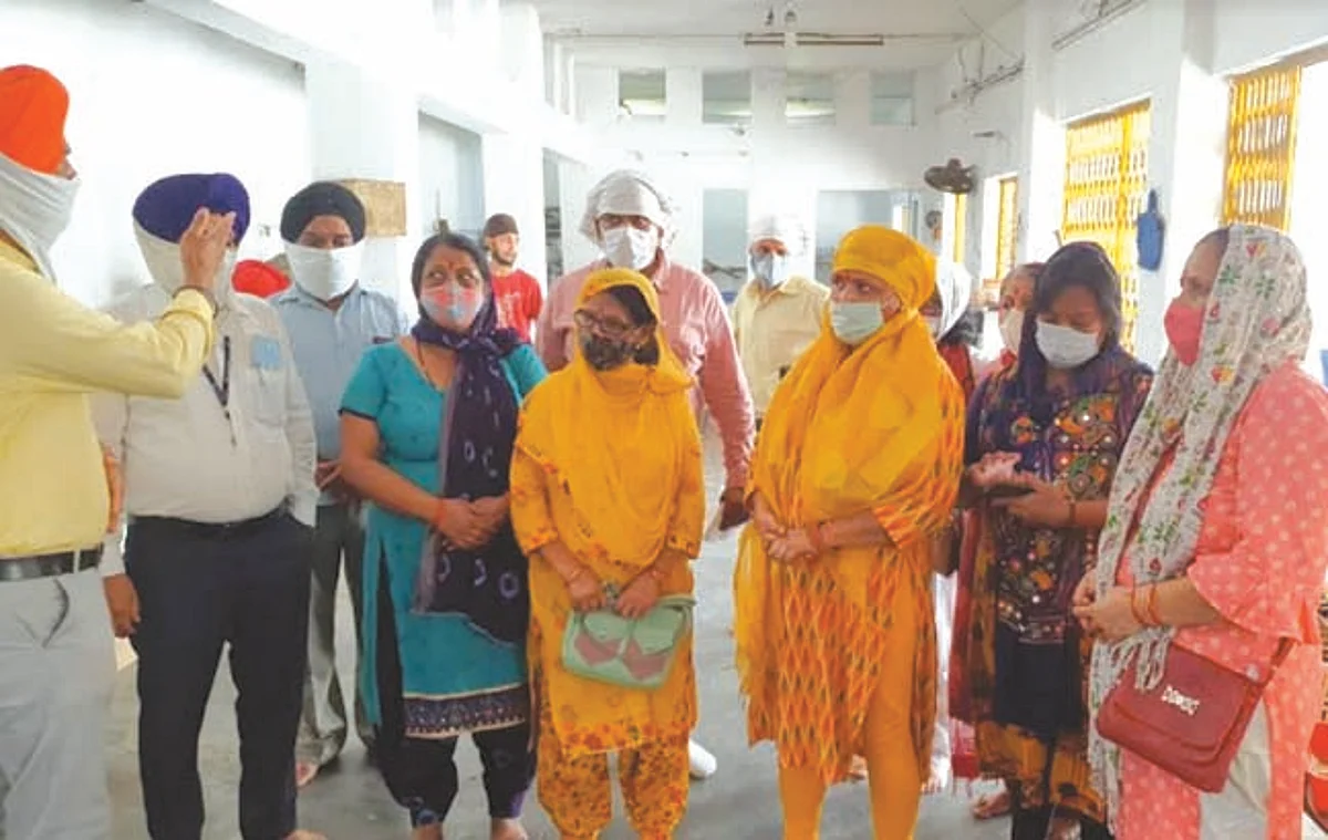 स्पर्श गंगा टीम ने की गुरुनानक देव धर्म प्रचार समिति की सेवाओं की सराहना