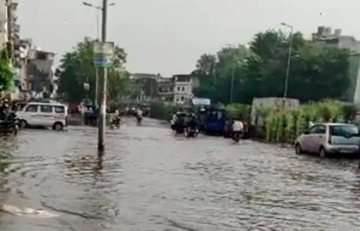 सूरत में भारी बारिश के चलते कई इलाकों में बाढ़ जैसे हालात