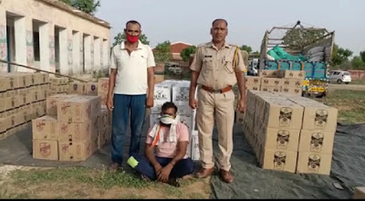 भूसे की बोरियों के नीचे छिपाकर गुजरात जा रही 20 लाख रुपये की अवैध शराब जब्त