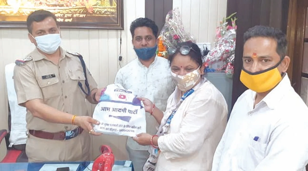 आप ने पुलिसकर्मियों को भेंट की कोरोना किट