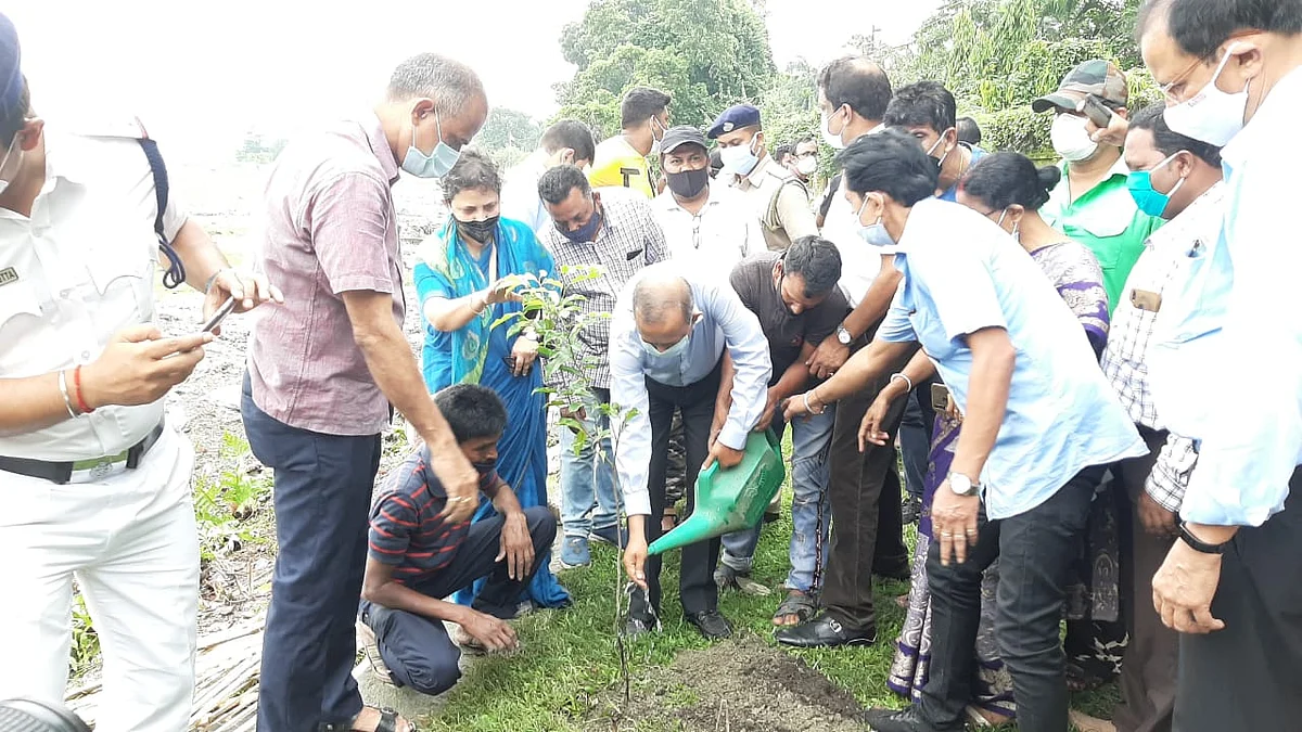 मंत्री गौतम देव की उपस्थिति में किया गया पौधरोपण