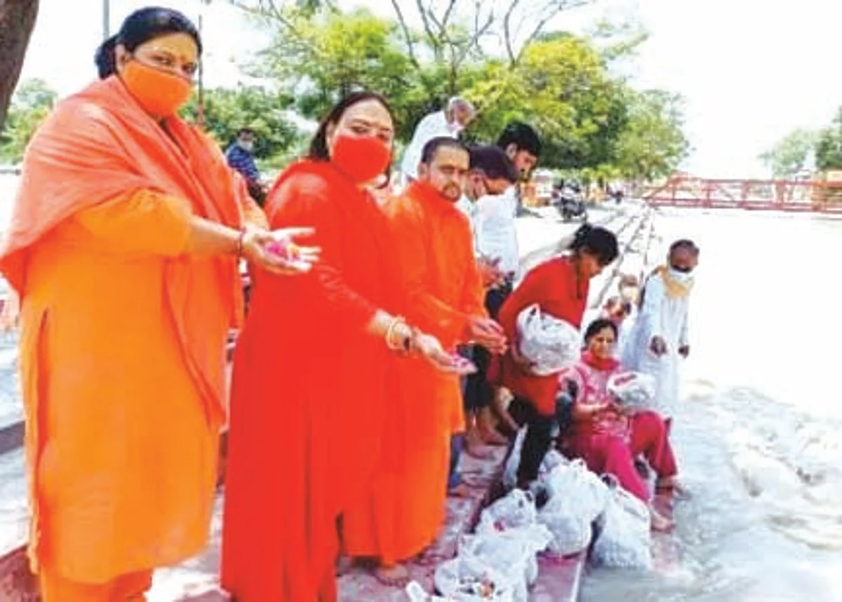 गंगा में प्रवाहित की 10 हजार लावारिस लोगों की अस्थियां