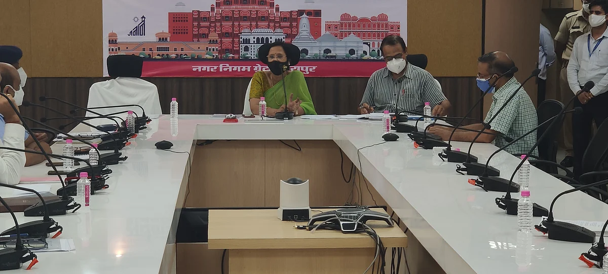 नवनियुक्त महापौर शील धाभाई ने अधिकारियों की बैठक कर सात दिवस में सफाई व्यवस्था दुरूस्त करने के दिए निर्देश