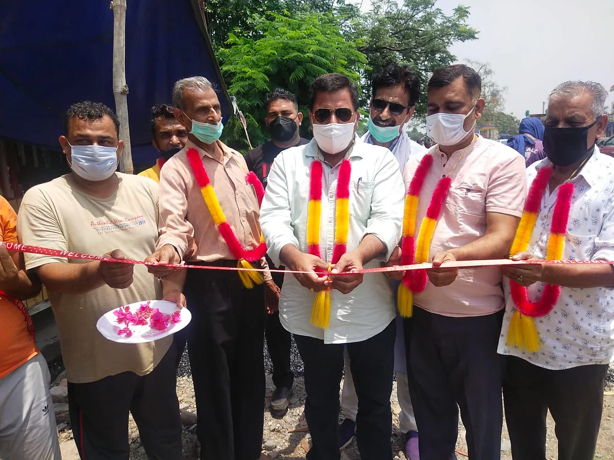 लखनपुर मुंसिपल कमेटी के अध्यक्ष ने वार्ड नंबर 4 में तारकोल बिछाने का कार्य शुरू करवाया