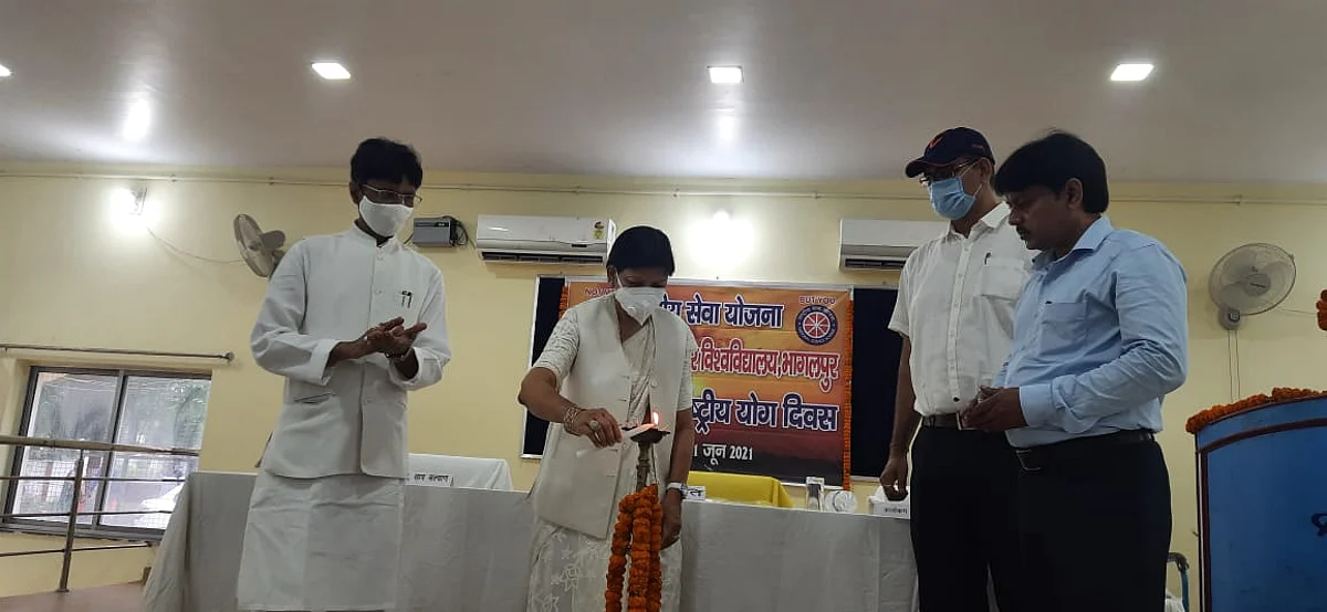 योग दिवस पर विभिन्न आसनों एवं प्राणायाम की दी गई जानकारी