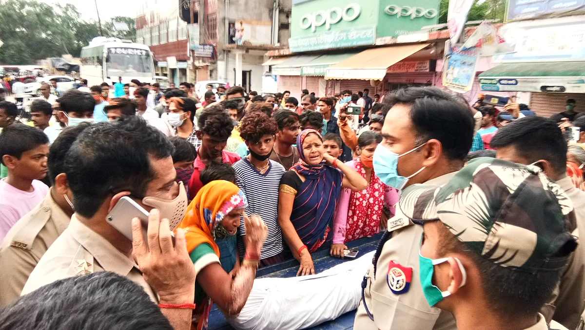 हमीरपुर नगर पालिका के सामने शव को रखकर लगाया जाम