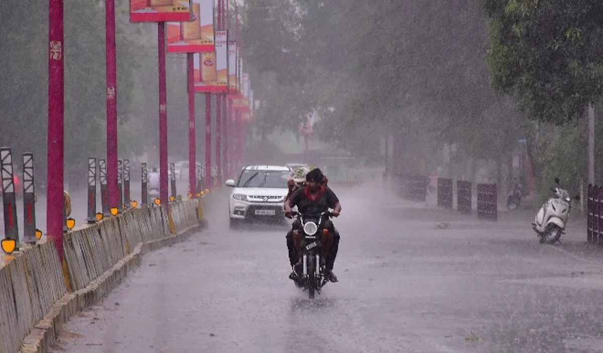 मुंबई में पहुंचा मानसून, शहर के कई हिस्सों में भारी बारिश, लोकल ट्रेन सेवा रोकी गयी