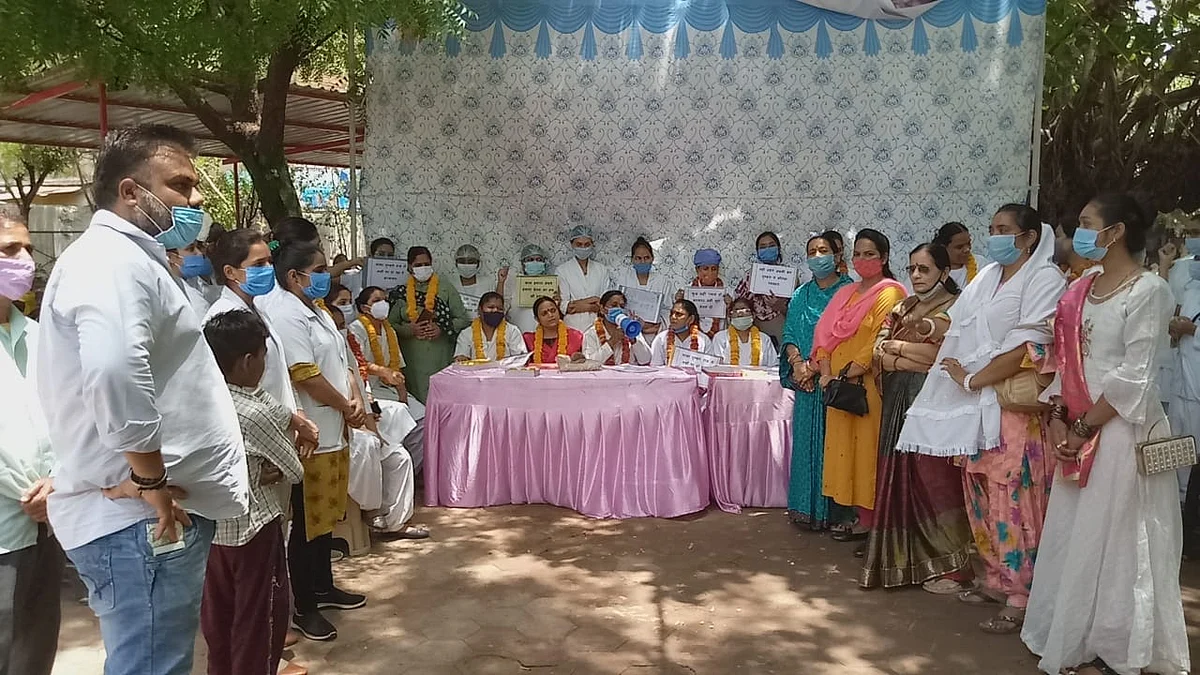 महिला कांग्रेस ने किया नर्सिंग स्टॉफ का सम्मान