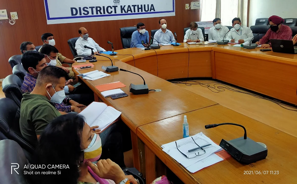 आगामी मानसून को लेकर डीसी कठुआ ने बाढ़ रोधी उपायों पर संबंधित अधिकारियों से चर्चा की