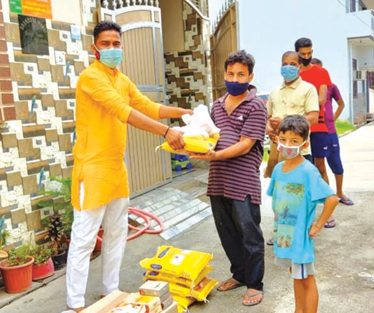 भाजपा नेता ने जरूरतमंदों को बांटा राशन