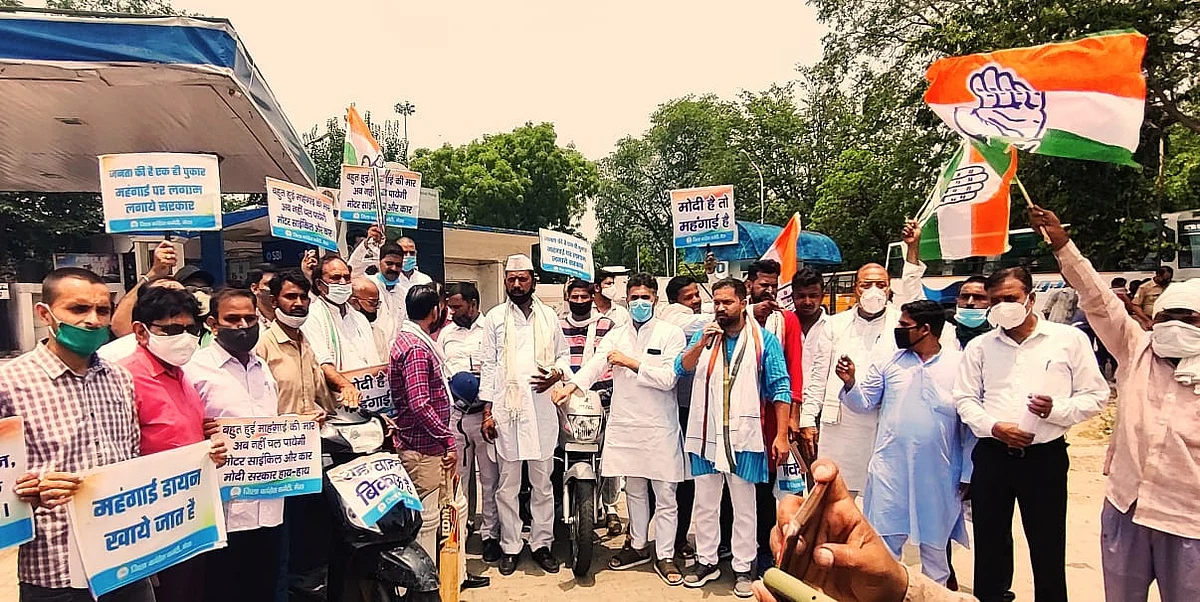 पेट्रोल व डीजल के बढ़ते दामों के विरोध में कांग्रेस कार्यकर्ताओं का प्रदर्शन